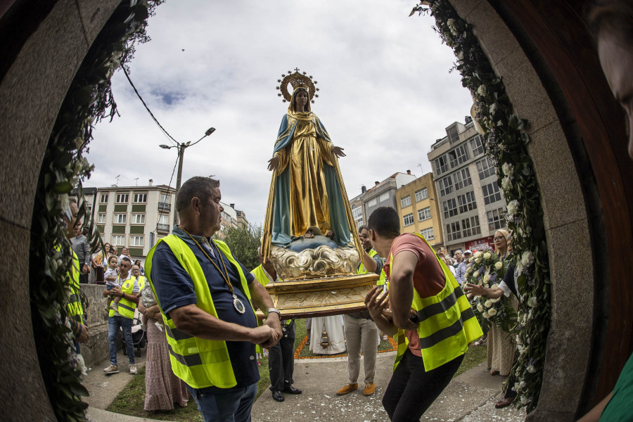 Carballo honra a la virgen da Milagrosa