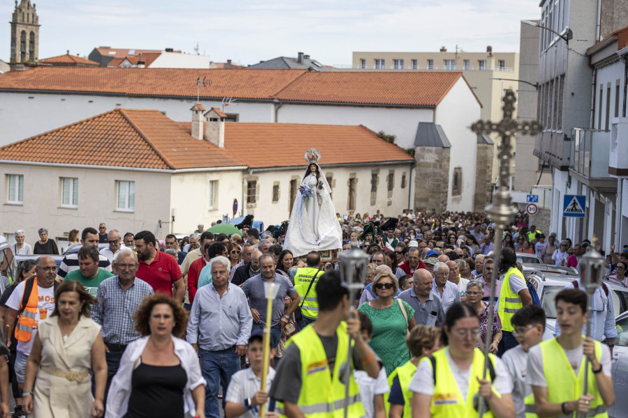 Centenares de fieles acompañan a la Virgen de Los Milagros en su subida a la ermita