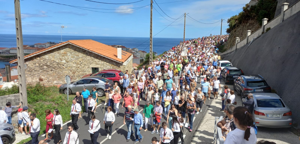 Multitudinaria bajada de la Virgen de Os Milagros de Caión