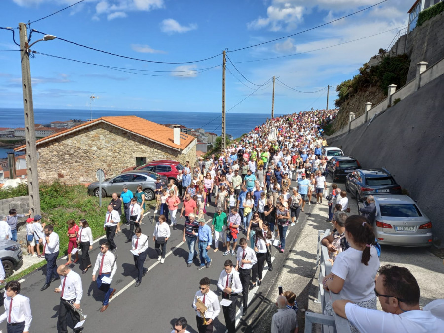 Multitudinaria bajada de la Virgen de Os Milagros de Caión