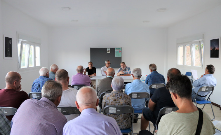 Una veintena de personas asisten a la reunión del Consello Parroquial de Aldemunde