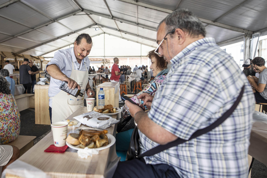 La gastronomía y el mercado de artesanía alimentaria triunfan en la Festa da Pataca