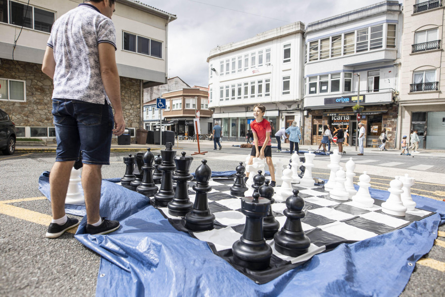 Juegos en la calle en el Día sin Coches en Carballo