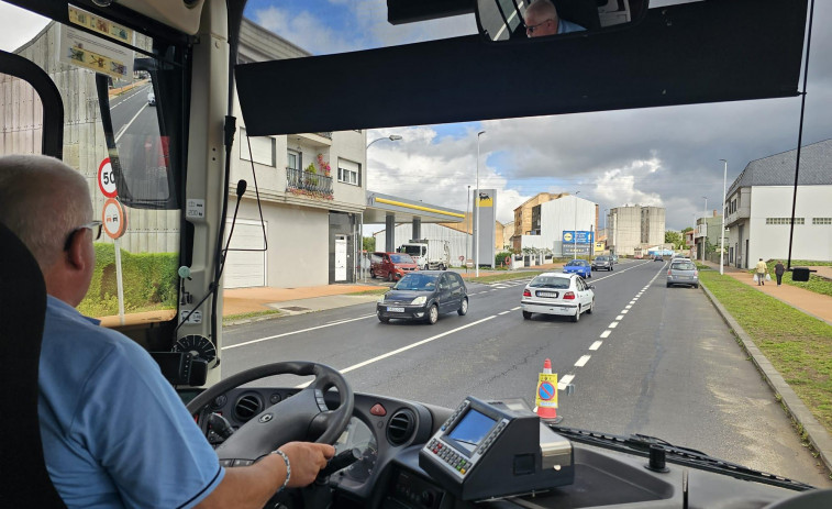 El bus urbano comienza a funcionar en Carballo con pocos usuarios