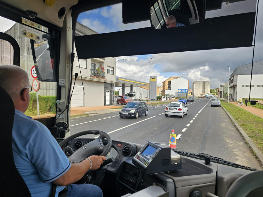 El bus urbano comienza a funcionar en Carballo con pocos usuarios