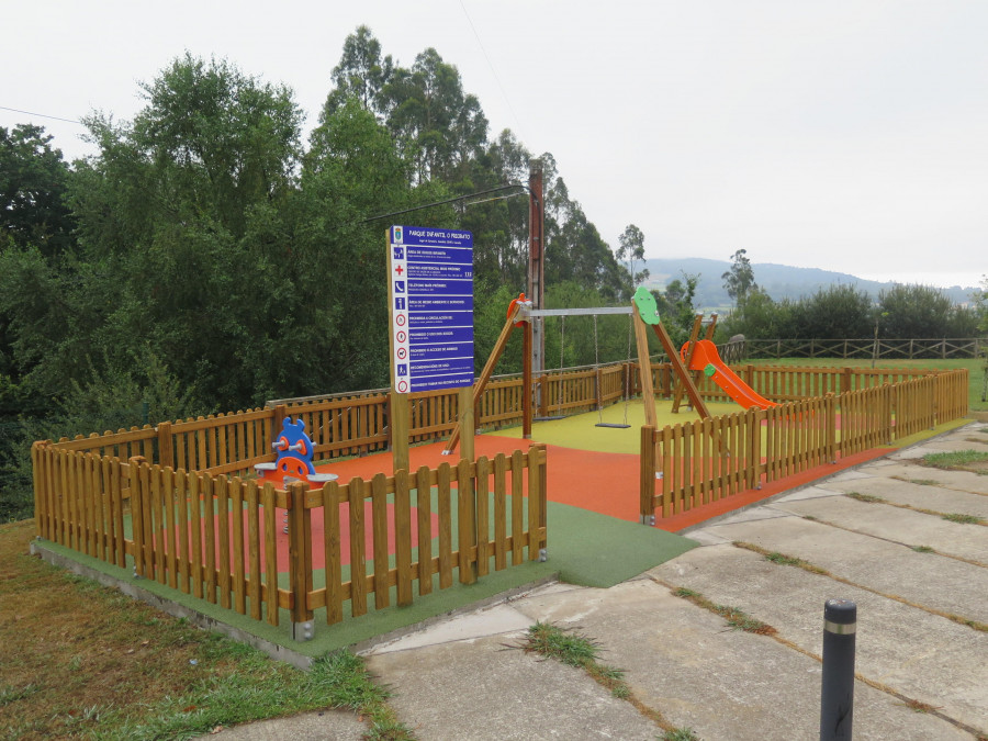 A Laracha adjudica la construcción de la pista polideportiva de Paiosaco y la mejora en parques infantiles