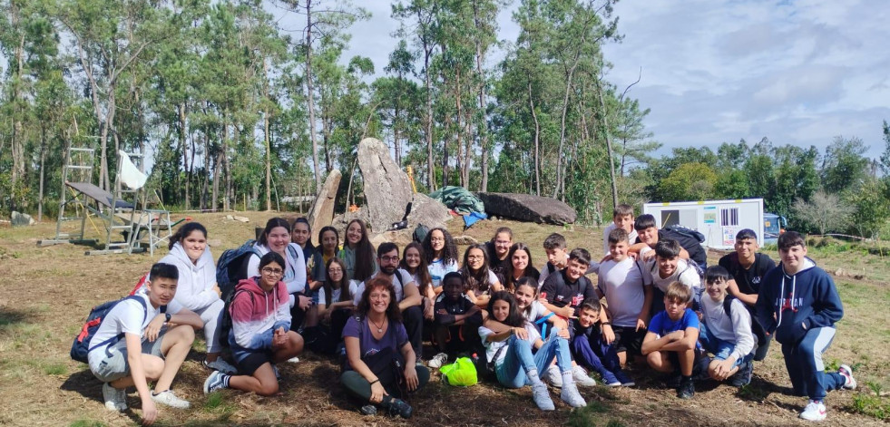 Alumnos del IES Terra de Soneira, en la Ruta dos Dolmens