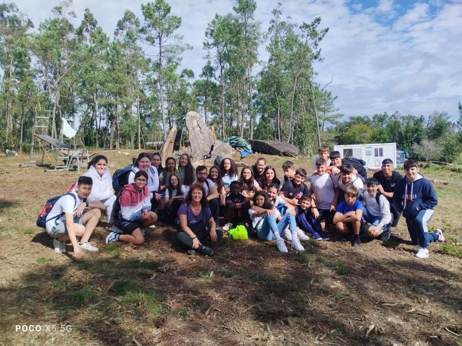 Alumnos del IES Terra de Soneira, en la Ruta dos Dolmens