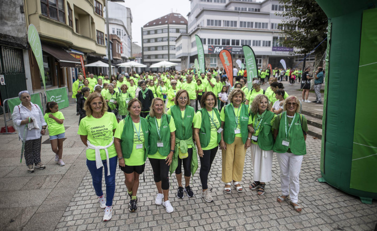 Una gran marea verde marcha contra el cáncer en Carballo