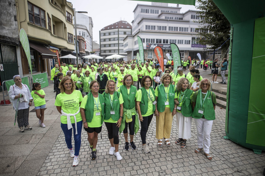 Una gran marea verde marcha contra el cáncer en Carballo