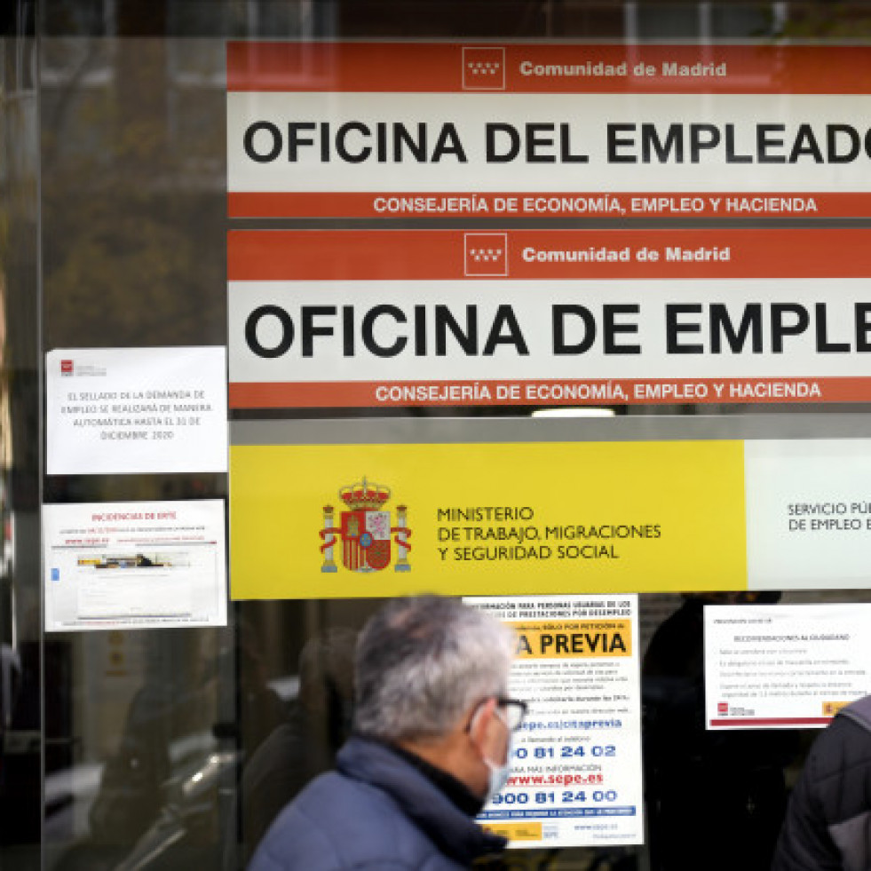 EuropaPress 3460677 dos hombres miran cristal oficina empleo sepe antiguo inem horas despues conocer