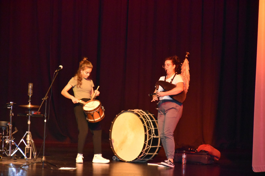 La gaita y la percusión triunfan en Cee en la segunda jornada del Mes da Fundación