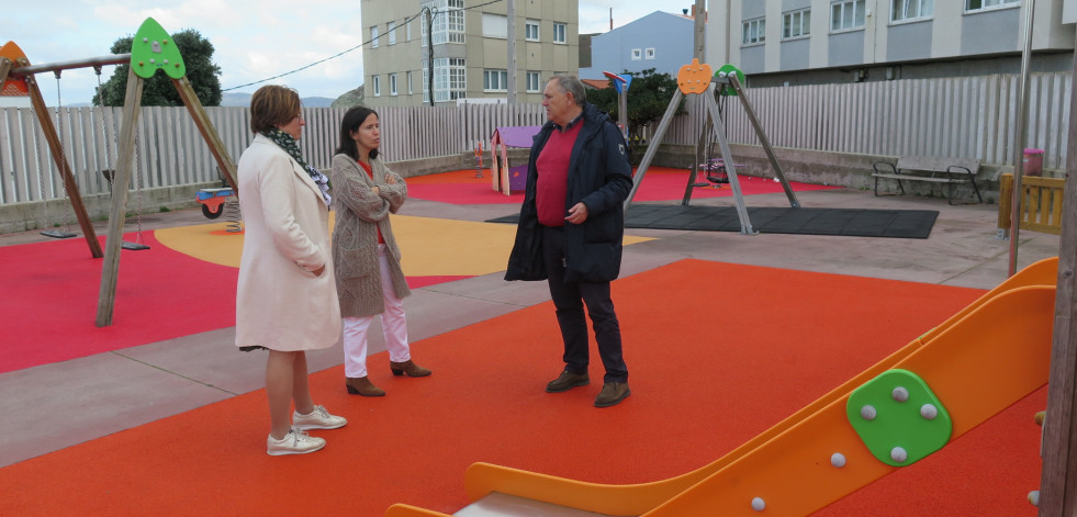 Concluyen las obras de mejora  del parque infantil de Caión