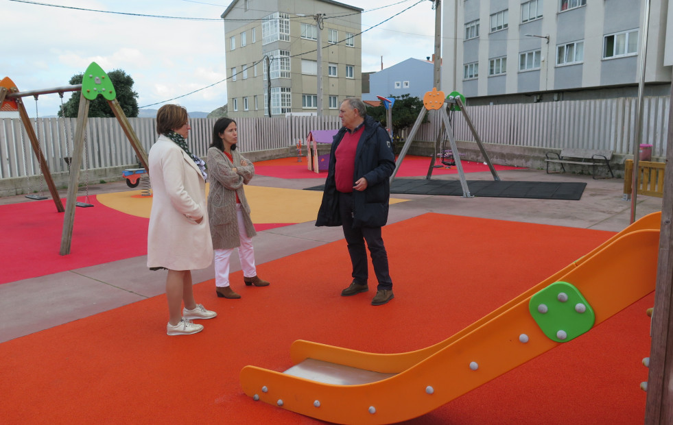 Concluyen las obras de mejora  del parque infantil de Caión