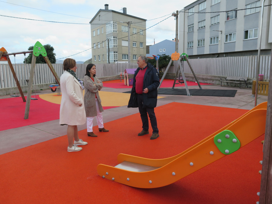 Concluyen las obras de mejora  del parque infantil de Caión