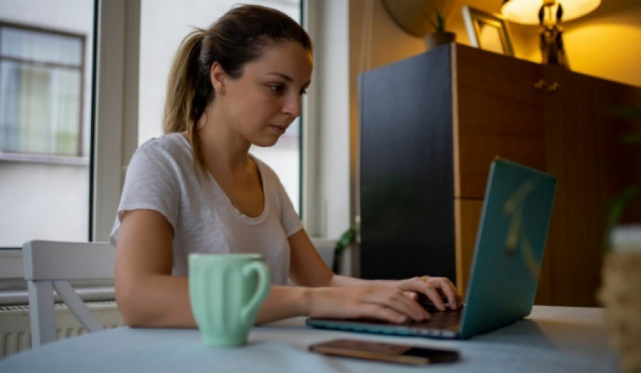 Las mujeres autónomas ingresan un 30 % menos que los hombres