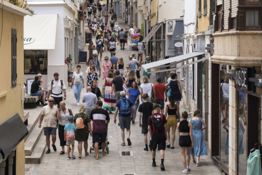 La población de España crece en más de medio millón en un año y se acerca a los 48,5