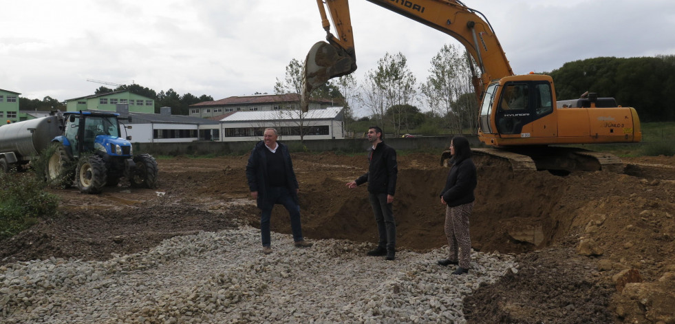 A Laracha acondiciona los terrenos municipales junto  al CEIP Otero Pedrayo