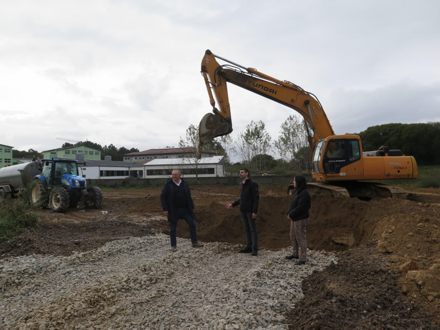 A Laracha acondiciona los terrenos municipales junto  al CEIP Otero Pedrayo