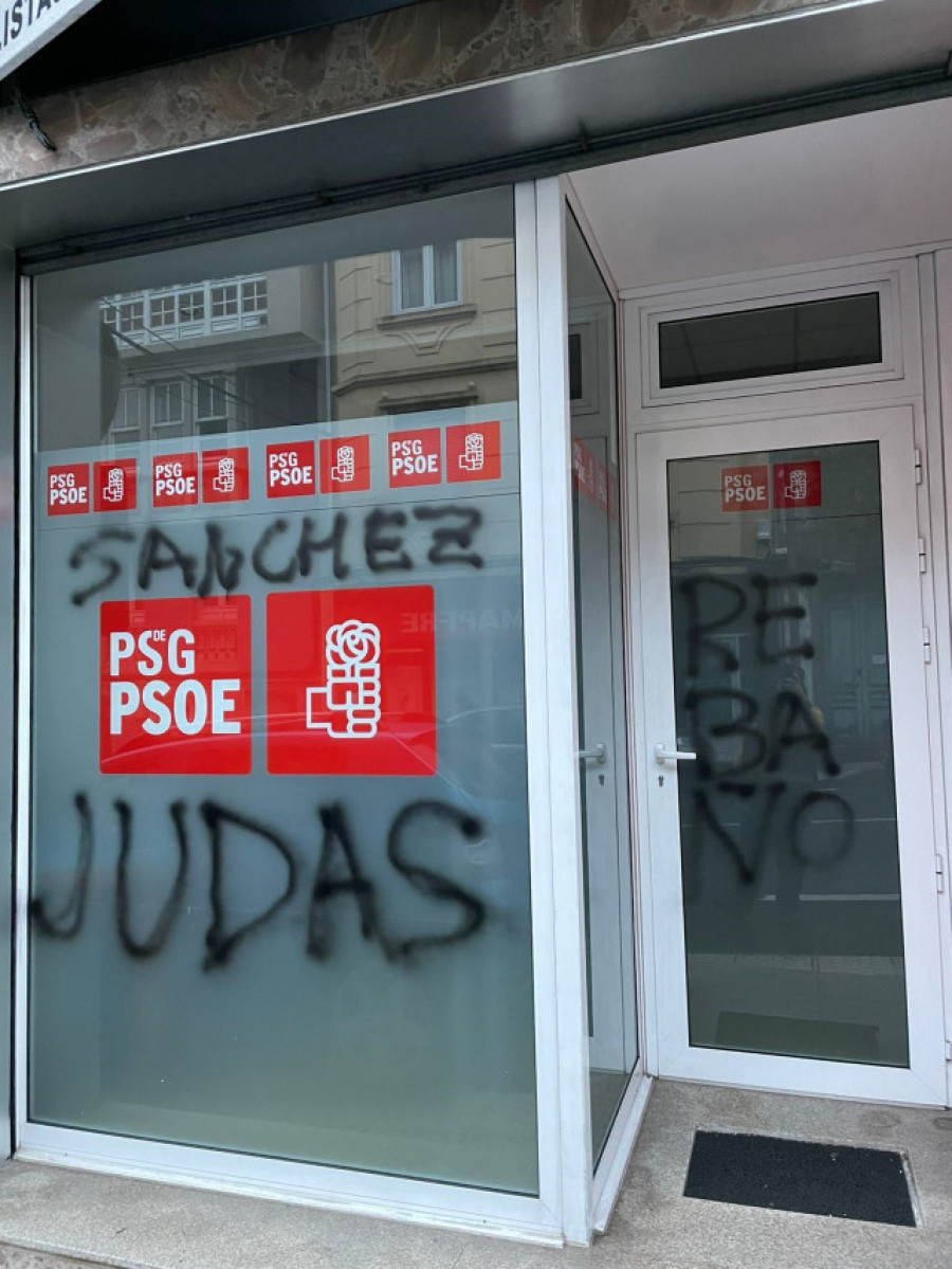 Aparecen pintadas en la sede del PSOE de Vimianzo