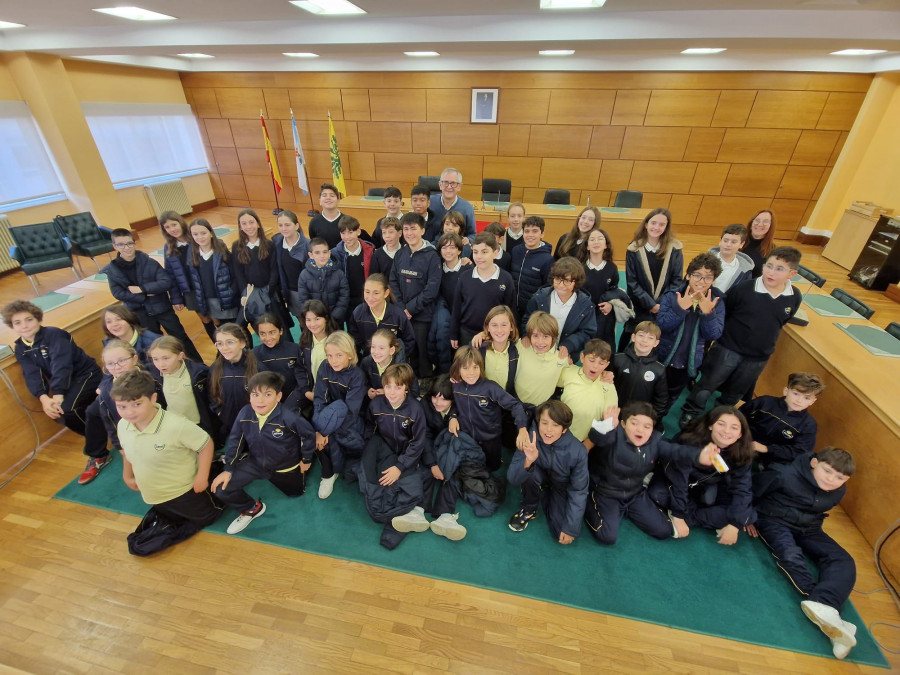 Alumnos del Artai conocen la casa consistorial de Carballo