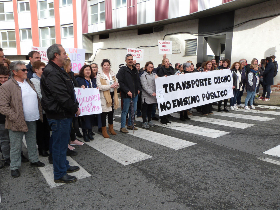 Las familias de los institutos de Cee se rebelan por el transporte escolar