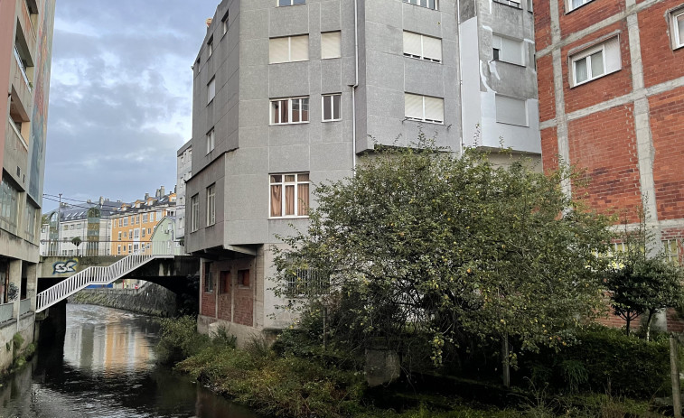 Comienza la demolición del edificio que invade el río en la calle Fomento de Carballo