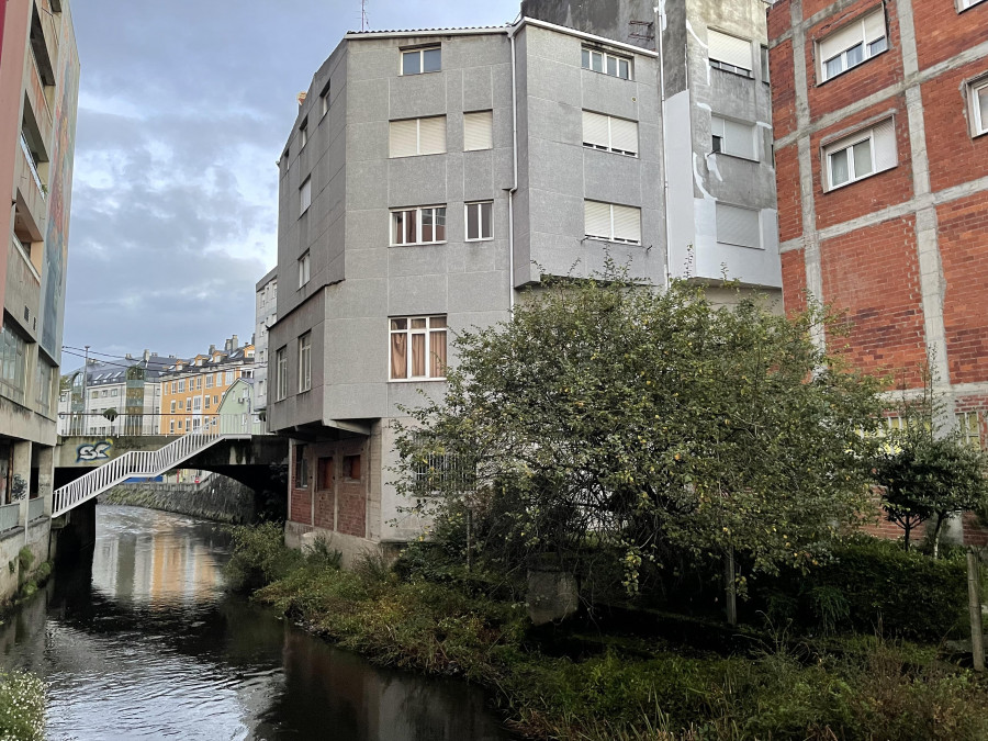 Comienza la demolición del edificio que invade el río en la calle Fomento de Carballo