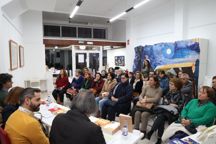 Concurrida presentación del libro de Alberto Mancebo en Carballo