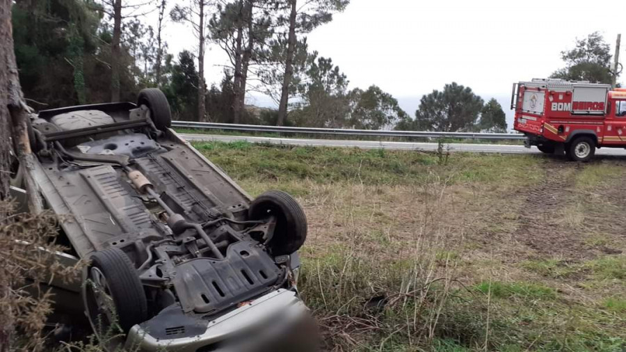 Liberado un conductor en Cee tras volcar su coche a consecuencia de una salida de vía