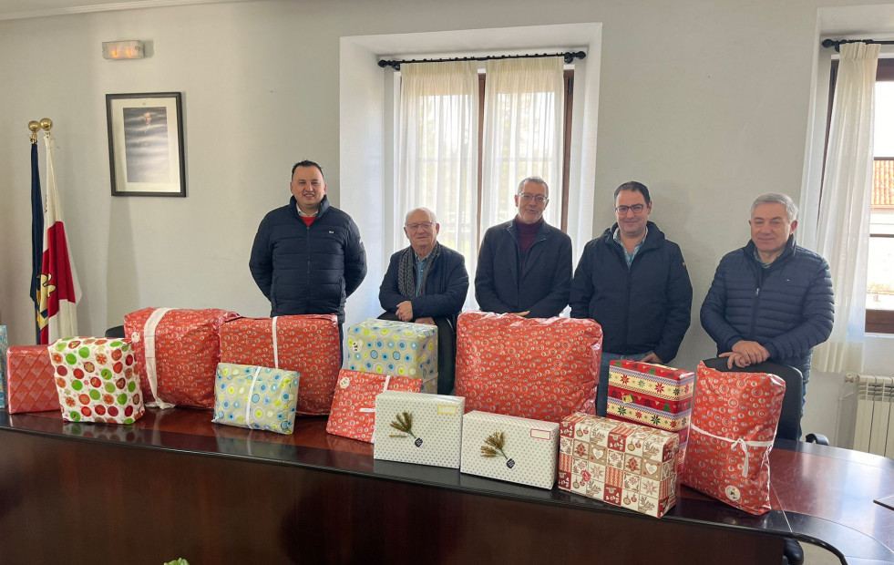 Feirauto entrega los regalos a niños necesitados del municipio de Zas