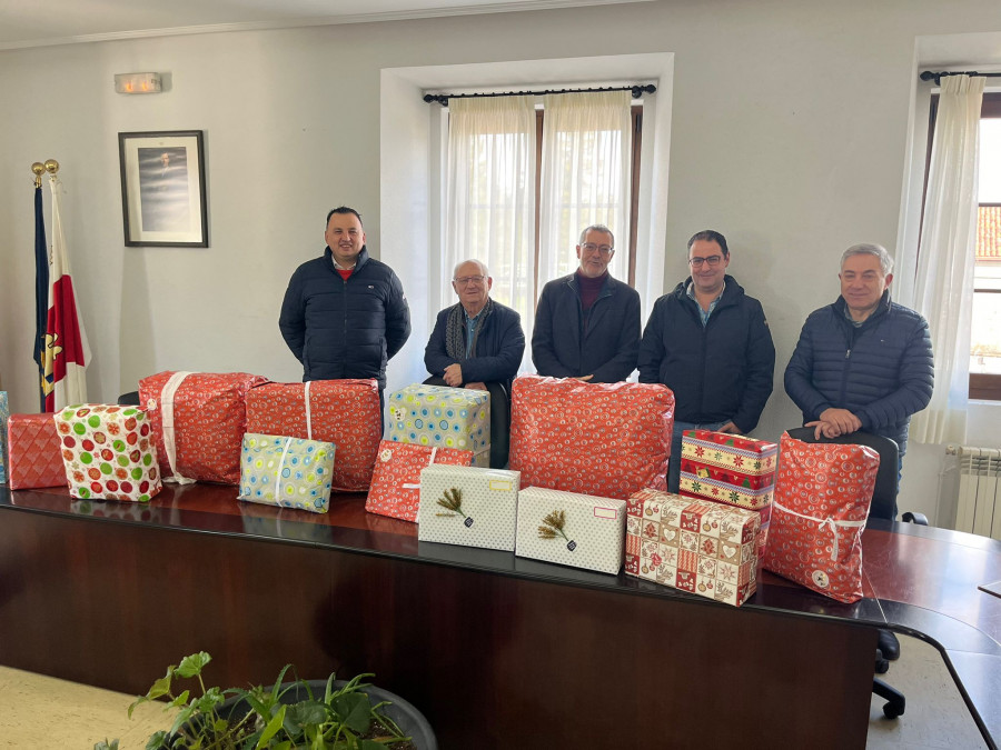 Feirauto entrega los regalos a niños necesitados del municipio de Zas