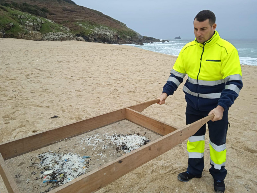 Concellos y voluntarios limpian las bolas de plástico en las playas