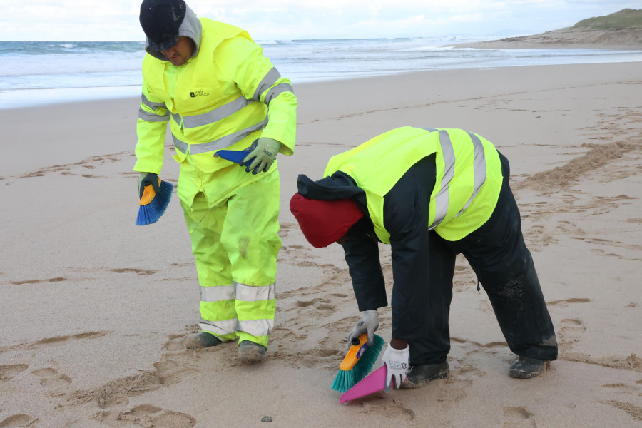 Continúa la limpieza de pellets en las playas de la Costa da Morte