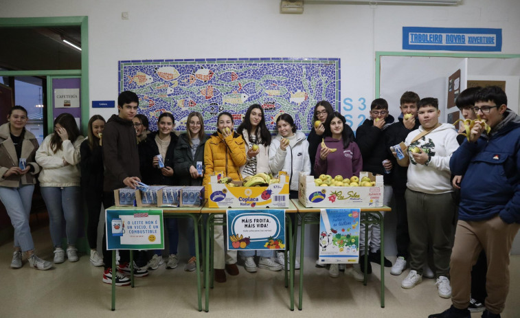 Fruta y leche en los recreos del instituto de Baio