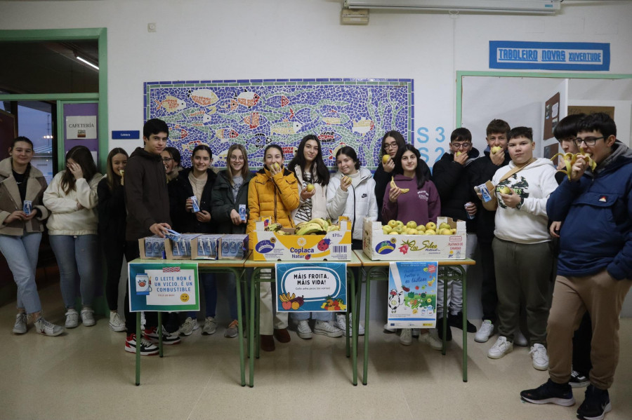 Fruta y leche en los recreos del instituto de Baio