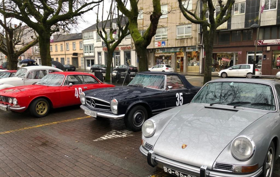 Santa Comba acogió durante el sábado una exposición con más de 60 coches de rally clásicos