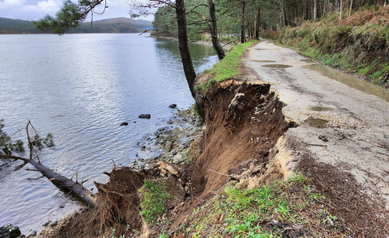 Desprendimiento en la pista de Campo do Turco a Ariño, en Camariñas