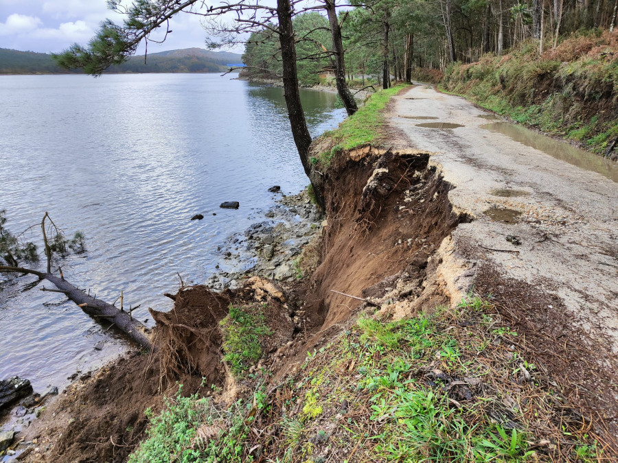 Desprendimiento en la pista de Campo do Turco a Ariño, en Camariñas