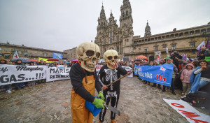 Manifestación en Santiago por un mar limpio