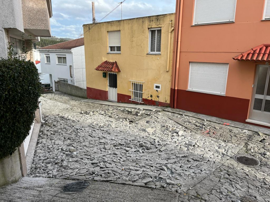 En marcha la mejora de redes y renovación del pavimento en la calle Santander de Corme-Porto
