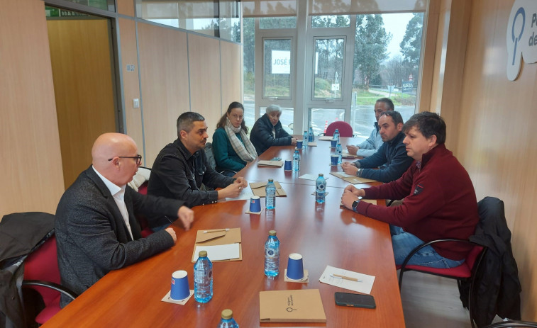 Daniel Pérez aborda con los empresarios la necesidad  de la variante de Carballo