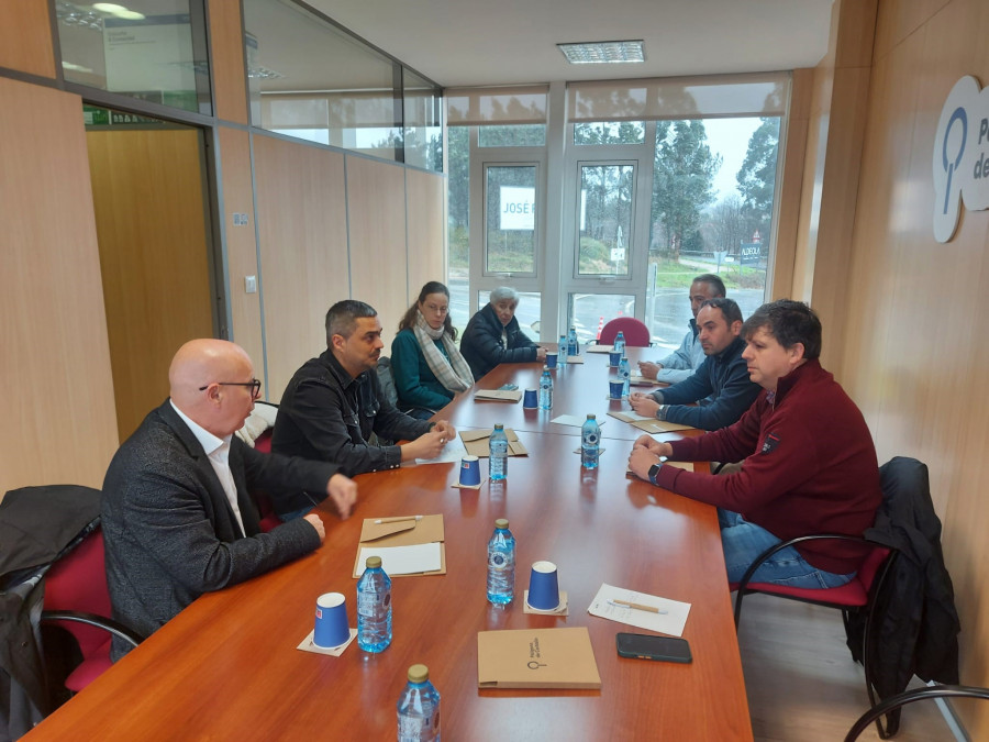 Daniel Pérez aborda con los empresarios la necesidad  de la variante de Carballo