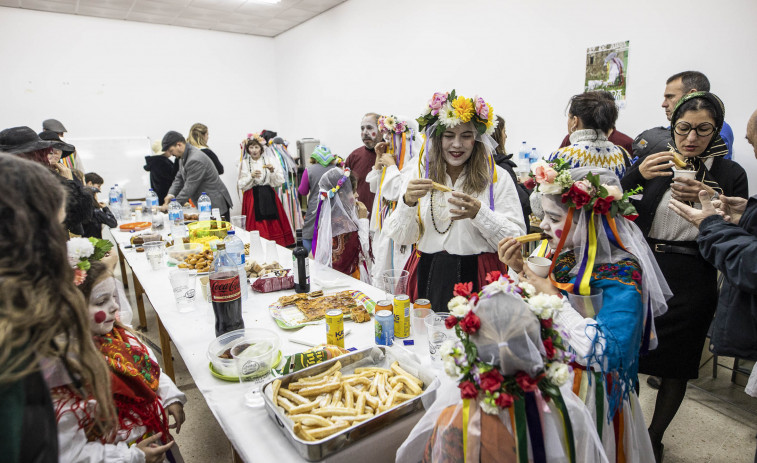 El mal tiempo obligó a trasladar al local social la fiesta de los Madamitos y Ghuardineros