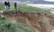 El Concello pide a Costas que agilice la consolidación de los taludes de la playa de Razo