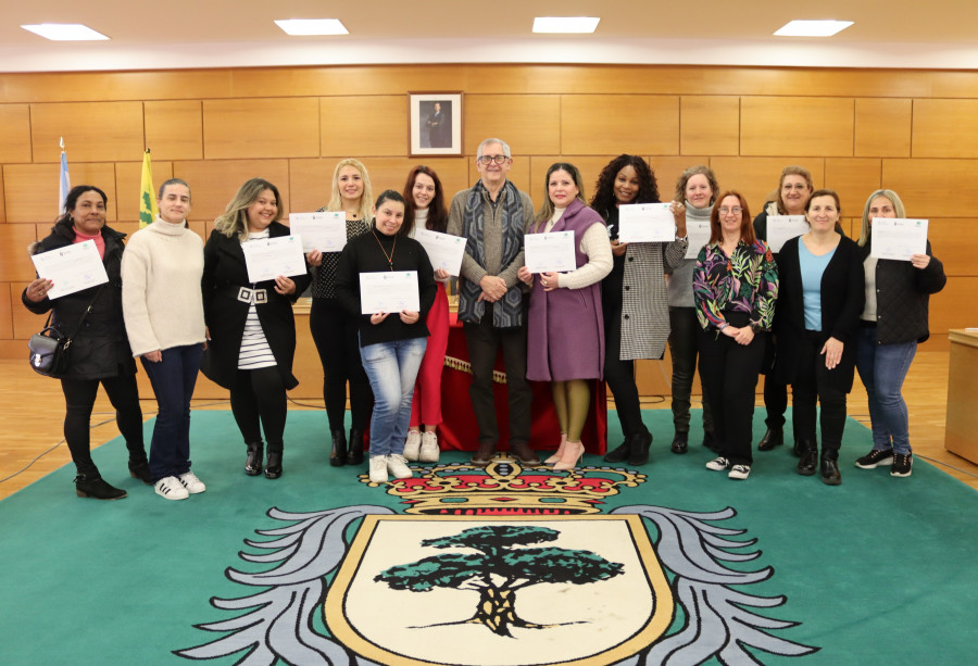 Mujeres carballesas se formaron con Amigos de Galicia para trabajar en supermercados