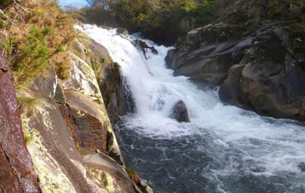 Detectado un vertido en el río Castro, en Cee