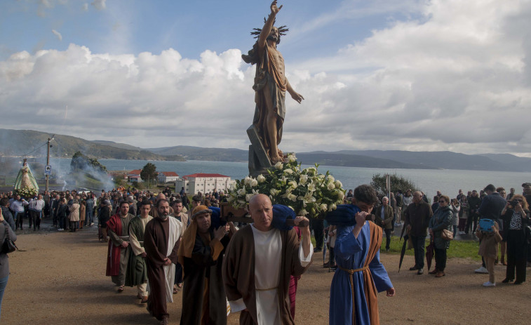 El cielo se despeja para que Fisterra celebre la Resurrección