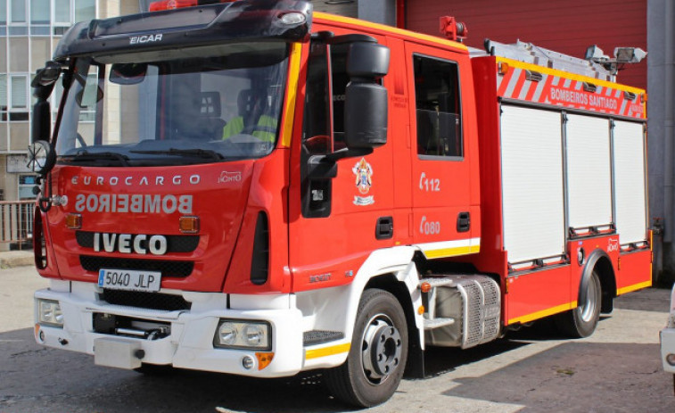 Arde un contenedor de la basura en la clle Mahón de Carballo con el servicio en huelga