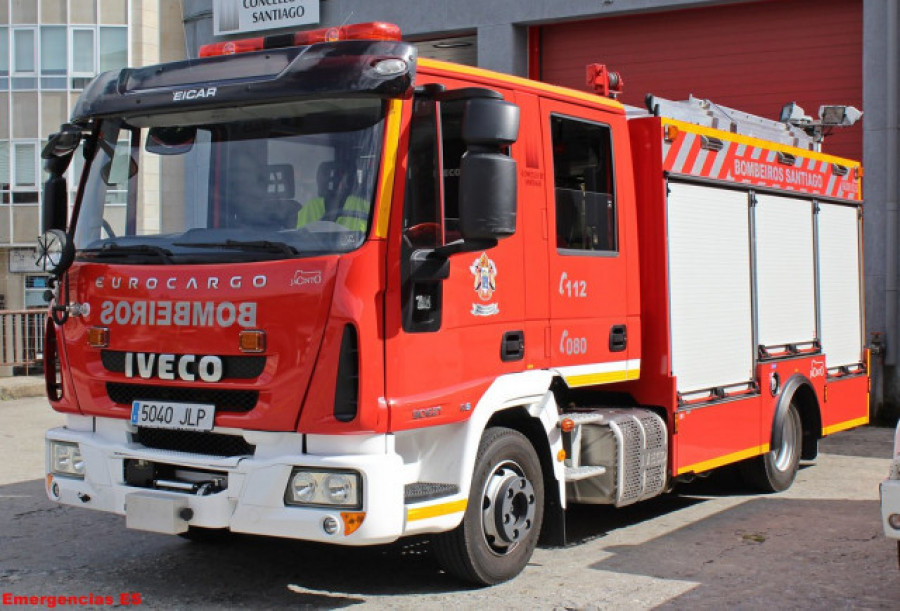 Arde un contenedor de la basura en la clle Mahón de Carballo con el servicio en huelga